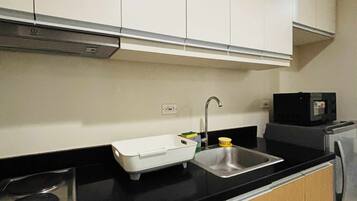 Refrigerador, microondas y parrilla de estufa