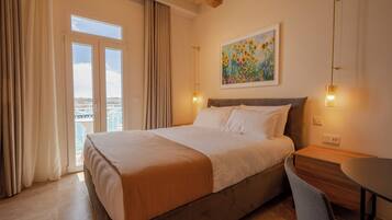 Suite de lujo, vistas al puerto, mirando al mar | Caja fuerte, decoración individual, mobiliario individual y escritorio