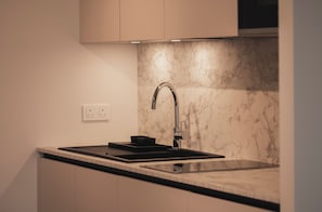 Frigobar, microondas, placa de cocina, lavavajillas