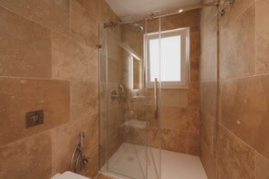 Dúplex de lujo, vistas al puerto, mirando al mar | Baño | Secador de pelo, albornoces, zapatillas y toallas