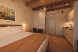 Suite de luxe, vistes al port, orientació mar | Caixa forta a l'habitació, decoració individual i mobiliari individual 
