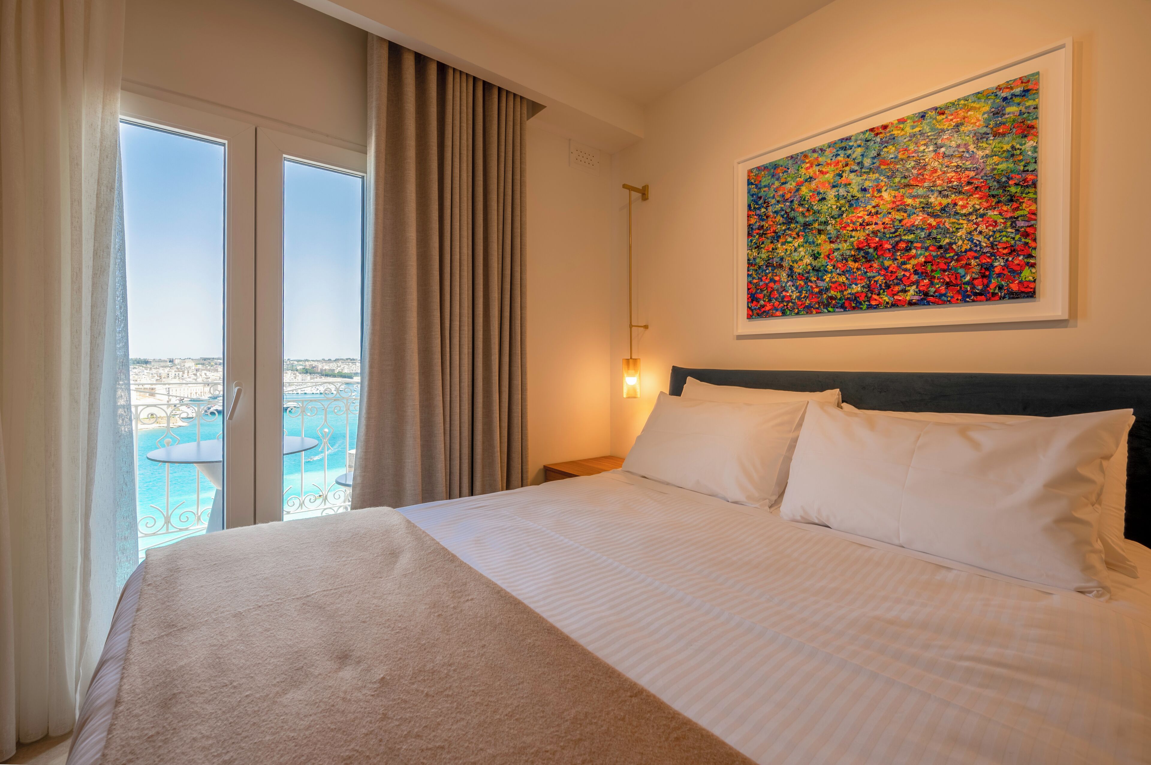 Suite Luxe, vue port, vue mer | Coffres-forts dans les chambres, décoration personnalisée