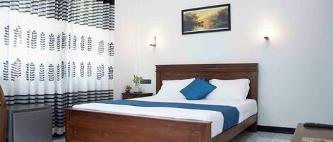 Luxury Single Room, Ocean View | Desk, laptop workspace, blackout drapes, soundproofing