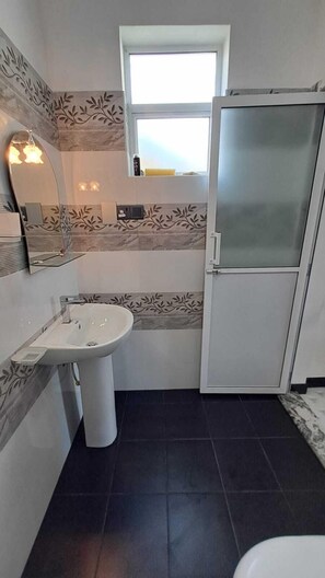 Luxury Single Room, Ocean View | Bathroom | Shower, hair dryer, slippers, towels