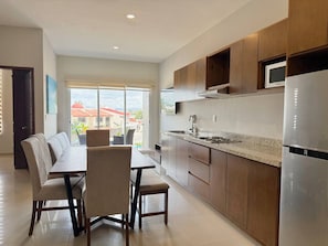 Fridge, microwave, stovetop, cookware/dishes/utensils - Apartment a few minutes from the Malecón and Beach (Mazatlan)