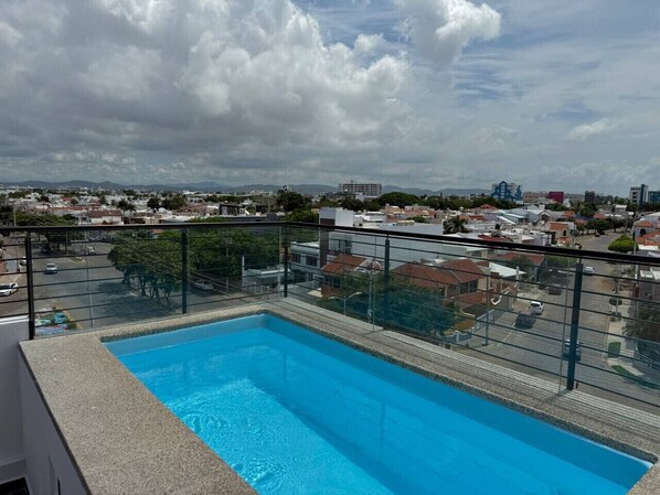 Piscina en la azotea con vistas despejadas del paisaje urbano.
