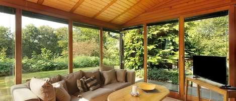 Een televisie, een dvd-speler en een stereo