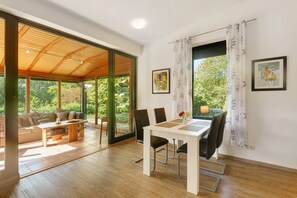 Dining - Apartment 'In the Green' with Private Terrace and Wi-Fi (Mammelzen)