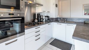 Kjøleskap, mikrobølgeovn, ovn og oppvaskmaskin