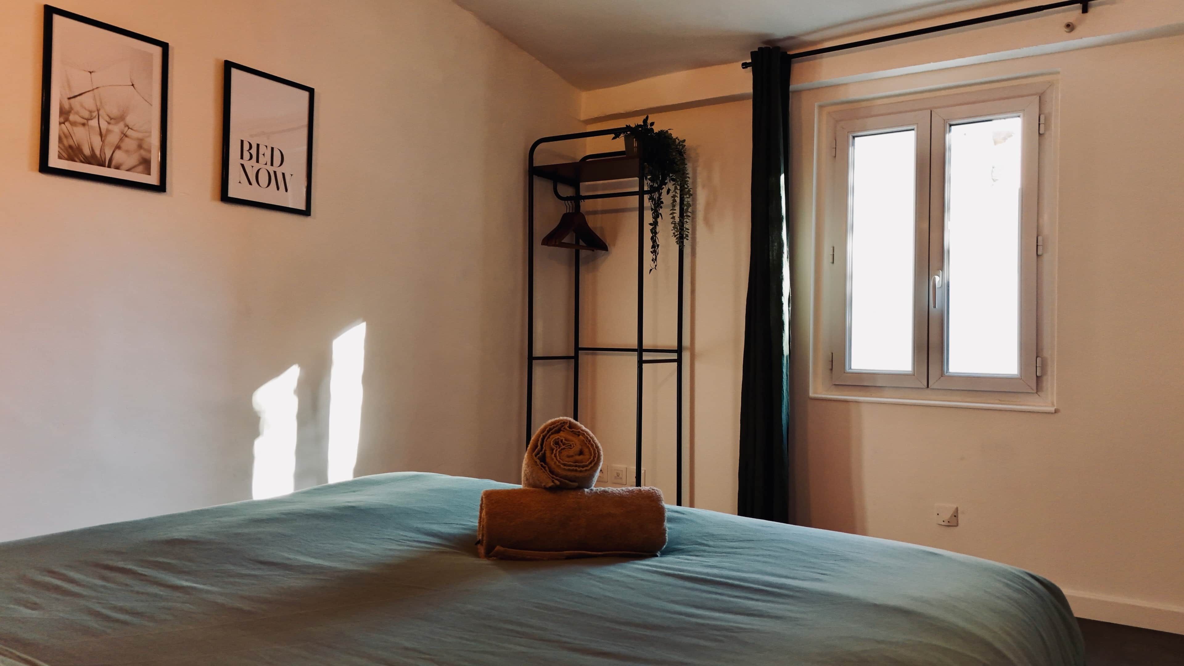 1 slaapkamer, een strijkplank/strijkijzer, wifi, beddengoed