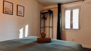 1 habitación, tabla de planchar con plancha, wifi y ropa de cama