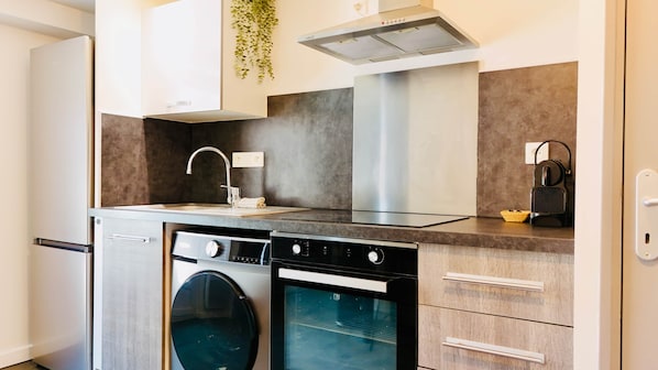 Fridge, oven, stovetop, cookware/dishes/utensils