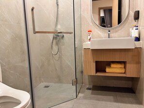 Apartamento romântico, sacada, vista para a piscina | Banheiro | Chuveiro, chuveiro com efeito de chuva, produtos de toalete de grife 