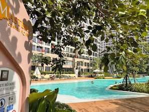 2 outdoor pools