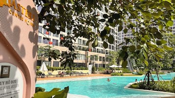 2 outdoor pools