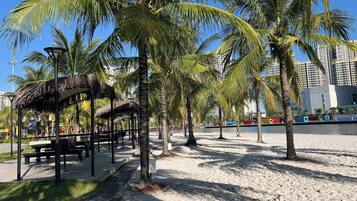 Di pantai, pasir putih