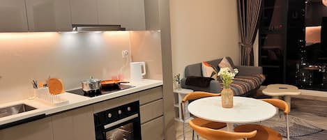 Apartemen Romantis, balkon, pemandangan kolam renang | Ruang keluarga | Smart TV 55-inci dengan saluran TV digital dan Netflix