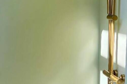 Secador de cabelo, toalhas de banho, shampoo, papel higiênico