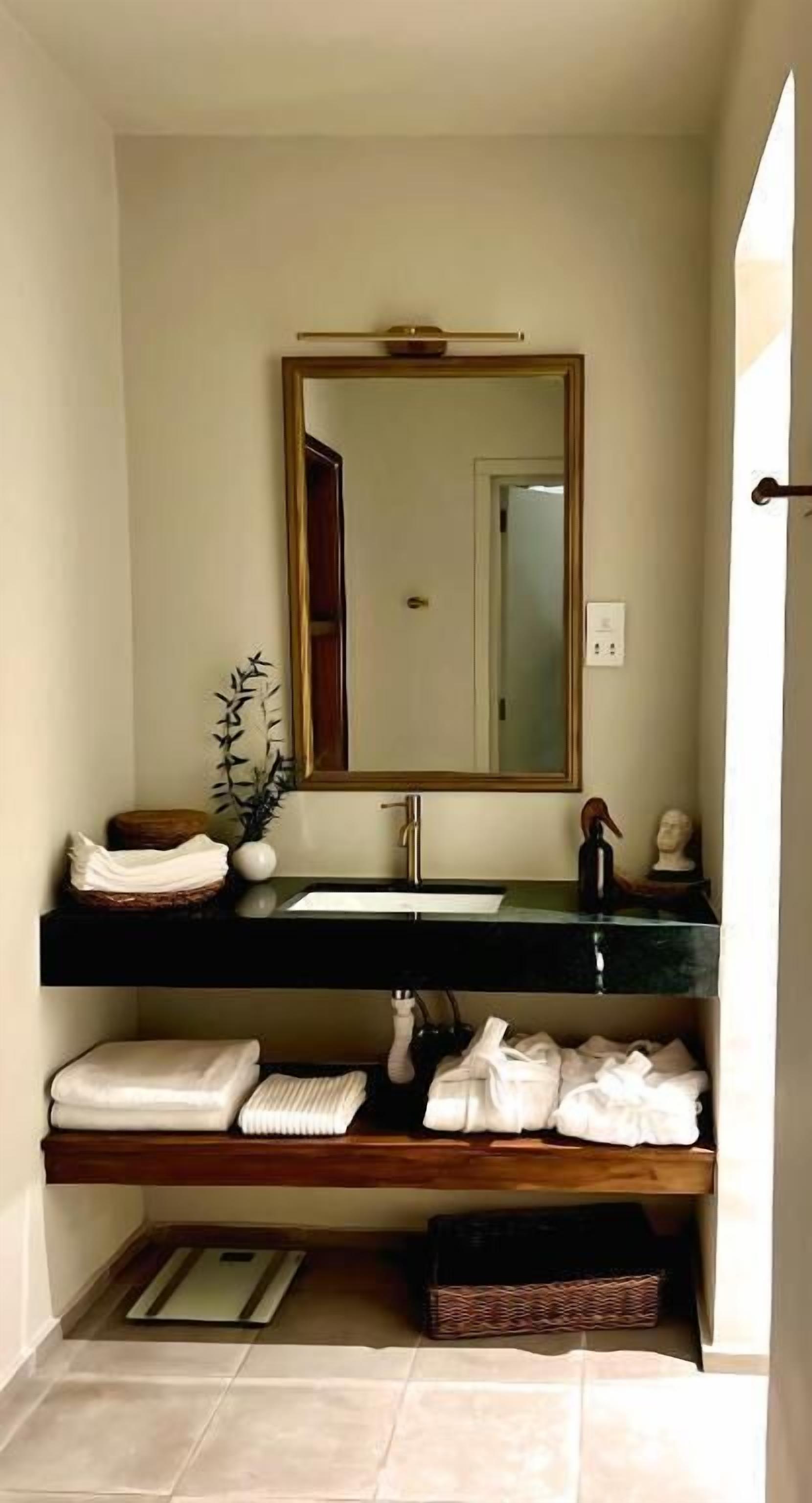 Hair dryer, towels, shampoo, toilet paper