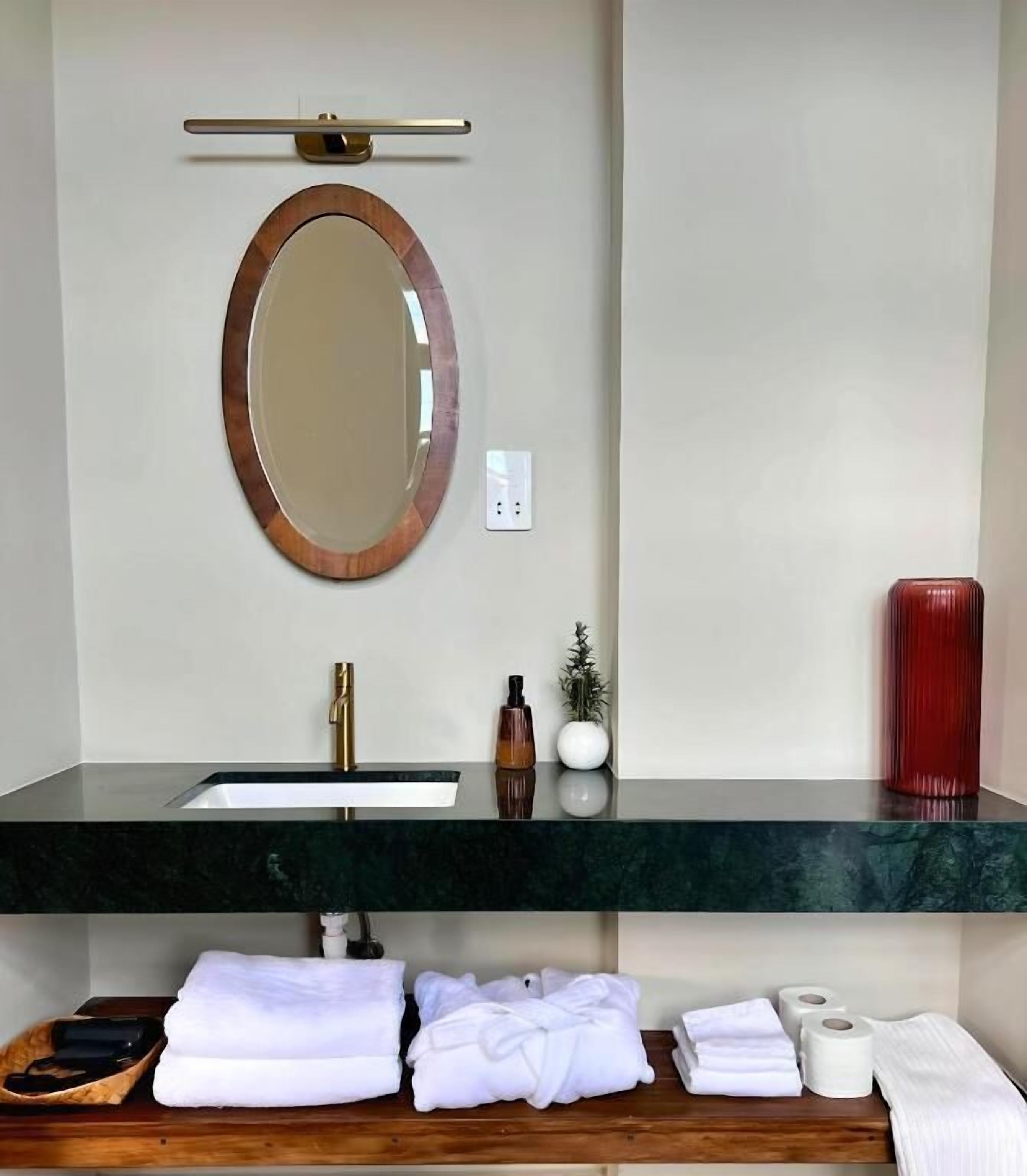 Sèche-cheveux, serviettes fournies, shampoing, papier toilette