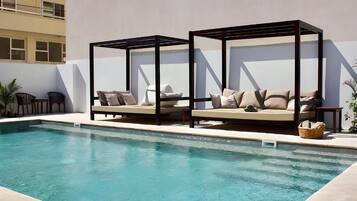 Deluxe tweepersoonskamer, balkon, uitzicht op tuin | Zwembad | Een buitenzwembad