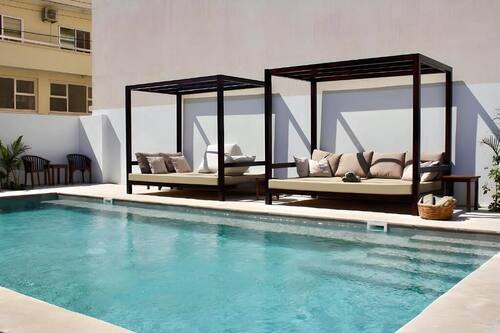 Quarto casal luxo, sacada, vista para o jardim | Piscina | Piscina externa