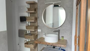 Douche, sĂšche-cheveux, bidet, serviettes fournies