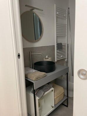 Dusj, hårføner, bidé og håndklær
