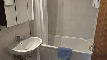 Haartrockner, Handtücher, Seife, Toilettenpapier