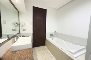 Shower, rainfall showerhead, free toiletries, hair dryer - Star Hotel Davao (Davao)