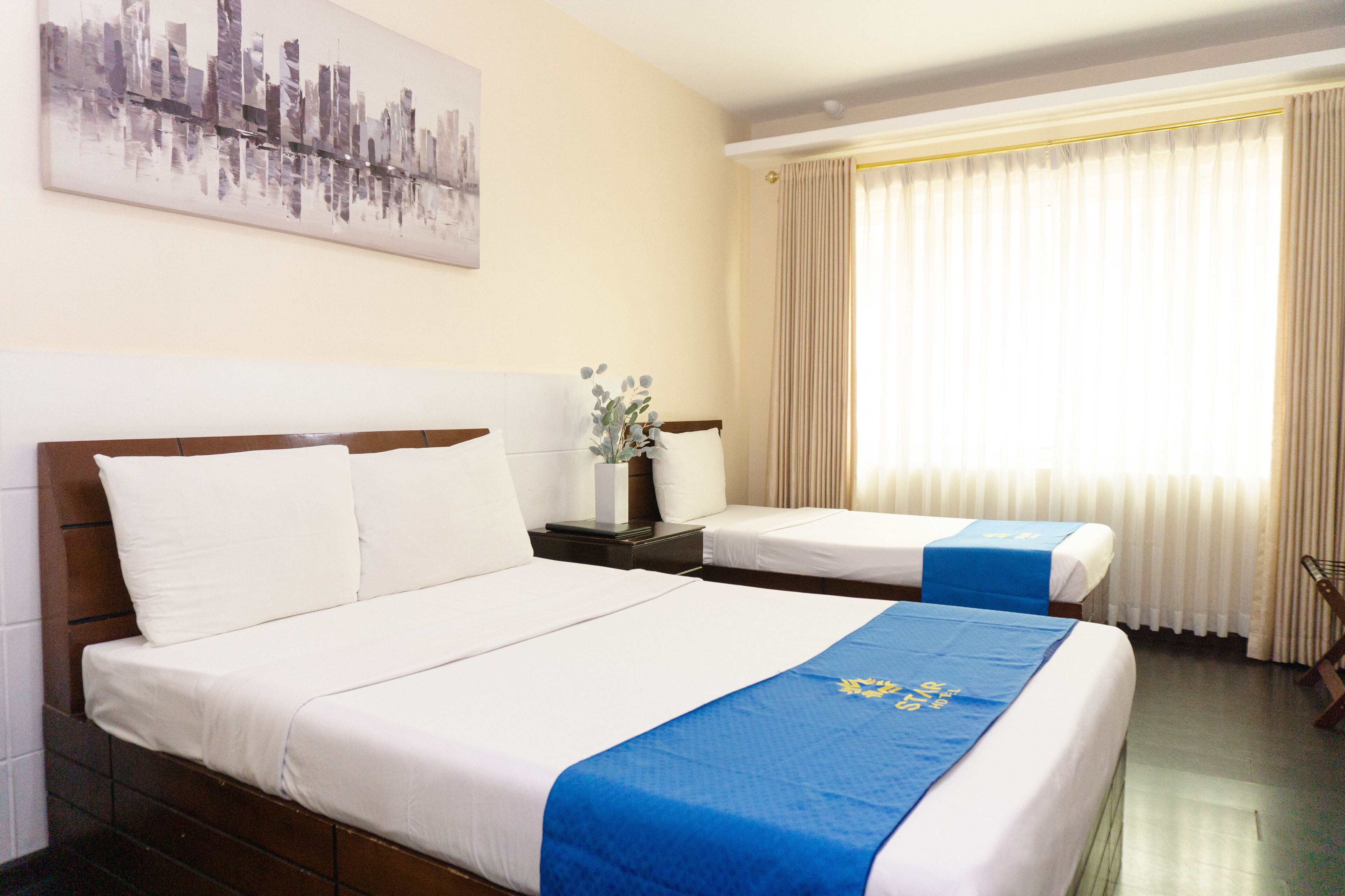 Desk, laptop workspace, soundproofing, free WiFi