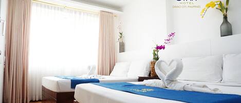 Quarto quádruplo família, vista para a cidade | Escrivaninha, espaço de trabalho para notebook, Wi-Fi de cortesia