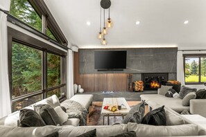 تلفزيون ذكي، مدفأة، ستيريو، مكتب