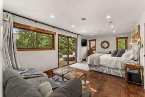 6 slaapkamers, een bureau, een strijkplank/strijkijzer, gratis wifi