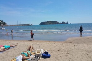 På stranden