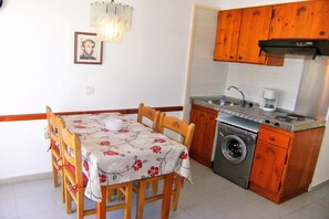 Fridge, microwave, stovetop, coffee/tea maker - Apartment in Estartit near sea beach (Estartit)