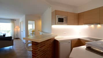 Réfrigérateur, micro-ondes, four, plaque de cuisson