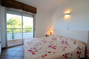 2 soverom og strykejern/-brett