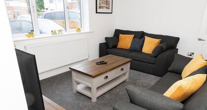 Walk to Tamworth Castle, Modern Home w/ Private