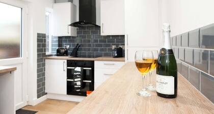2 Bed Town Centre House with Parking in Tamworth