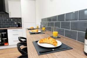 Dining - Walk to Tamworth Castle, Modern Home w/ Private (Tamworth)