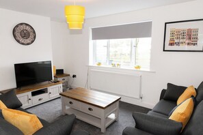 Living area - Walk to Tamworth Castle, Modern Home w/ Private (Tamworth)