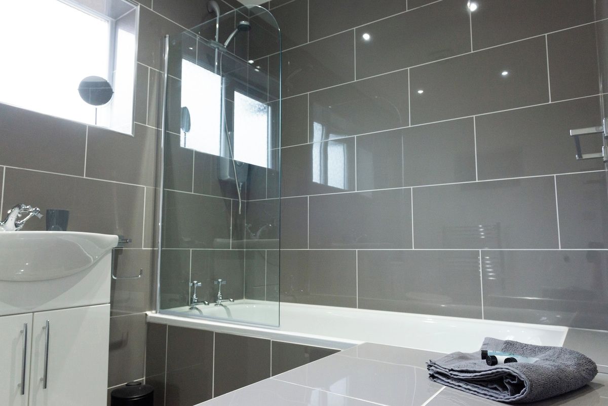 Shower, hair dryer, towels, shampoo