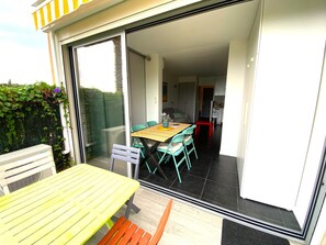 屋外ダイニングエリア