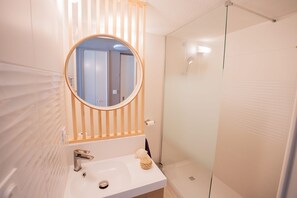 Shower, hair dryer, towels