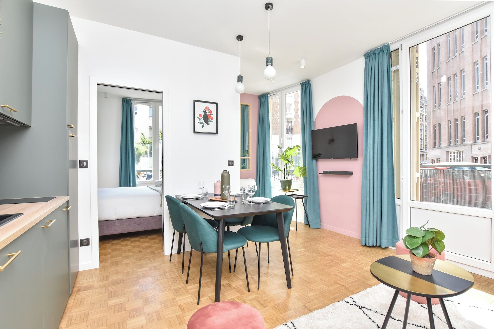 Eine moderne Wohnung mit Essbereich, einem Bett und einem Fernseher.