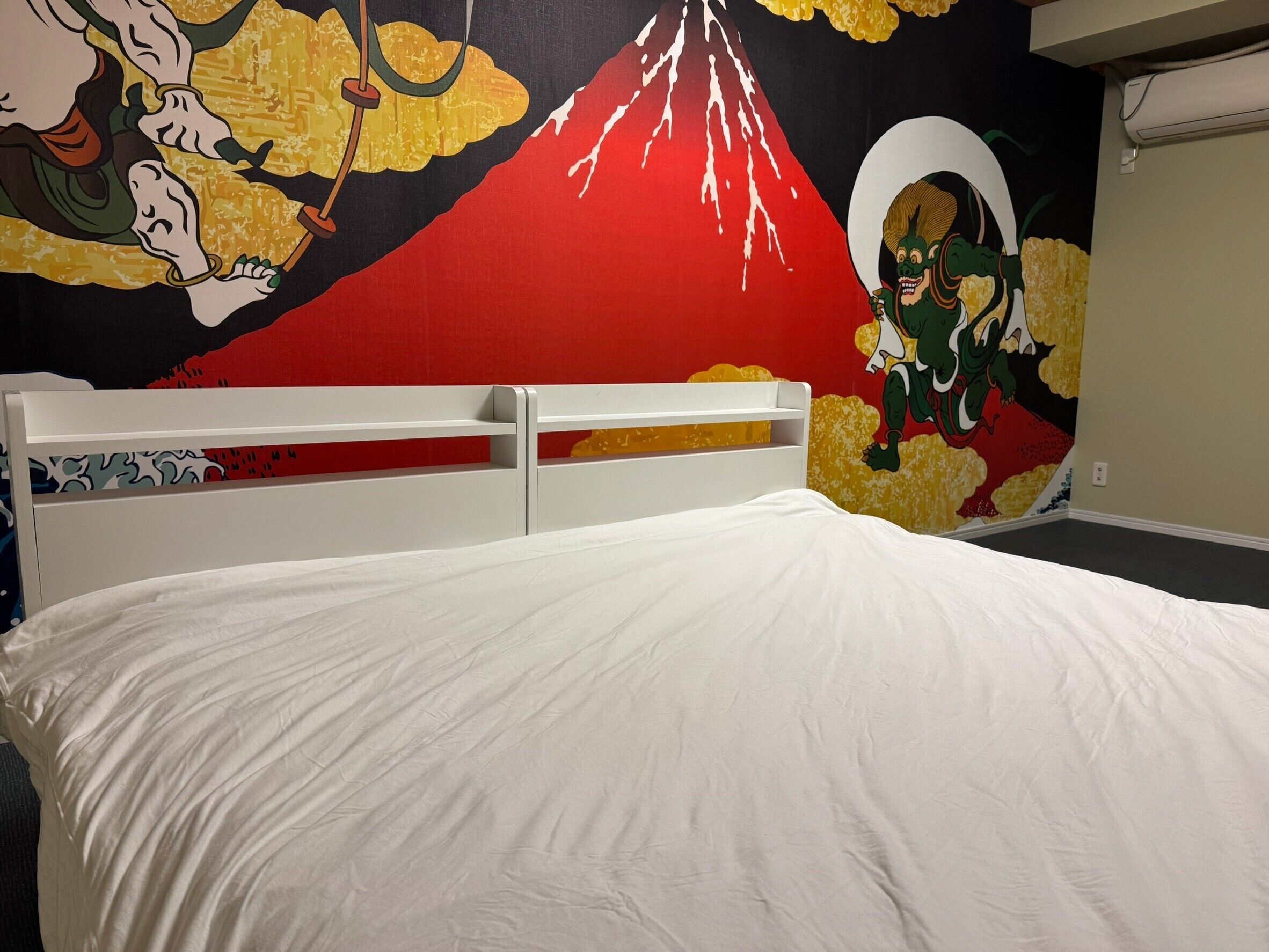 5 bedrooms, iron/ironing board, Internet, bed sheets