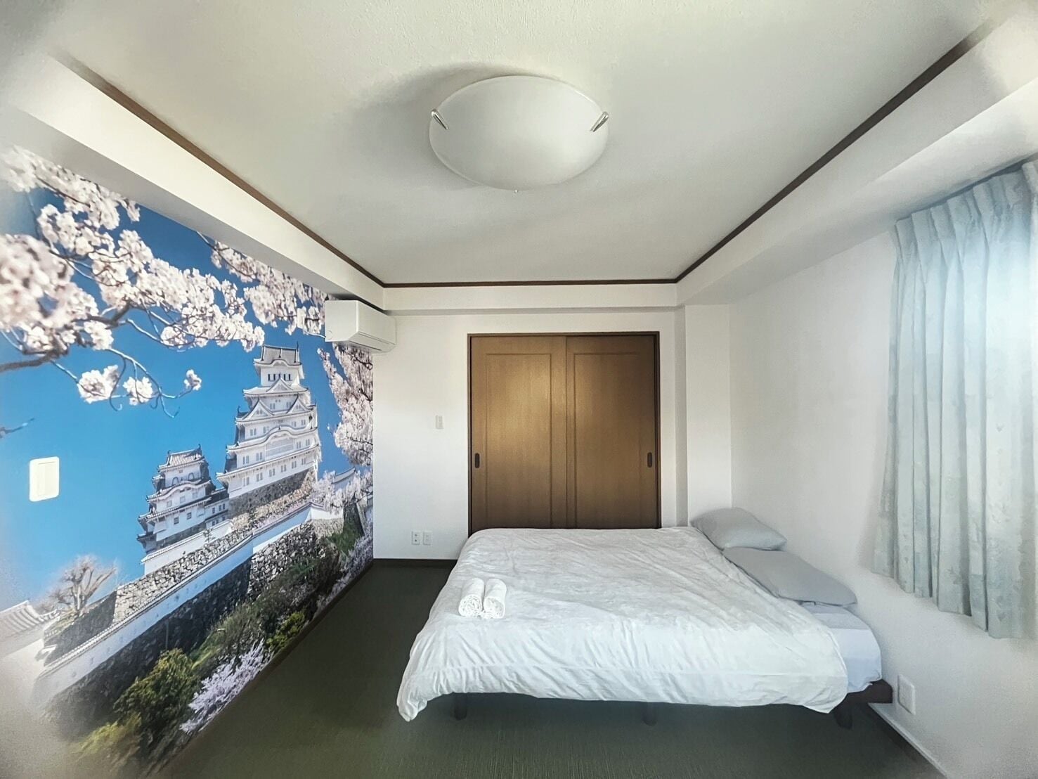 5 bedrooms, iron/ironing board, internet, bed sheets