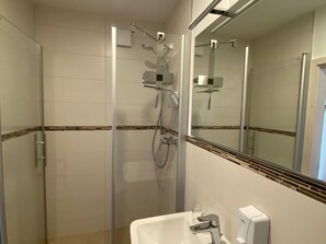 Haartrockner, Handtücher, Seife, Toilettenpapier