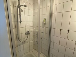 Haartrockner, Handtücher, Seife, Toilettenpapier